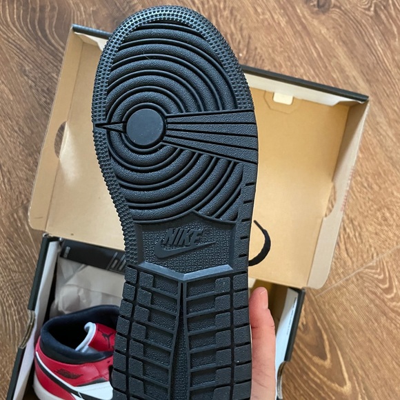 Air Jordan 1 (GS) - Picture 3 of 4